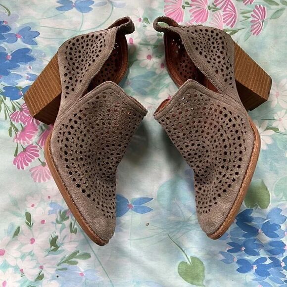 Jeffrey Campbell Rosalee Taupe Gray Perforated Ankle Booties Size 7.5 - Picture 5 of 9